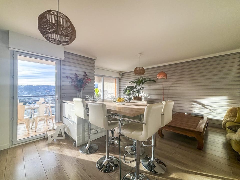 Evasion vue mer - Wifi, Piscine, Parking, 4pers Apartment in Nice