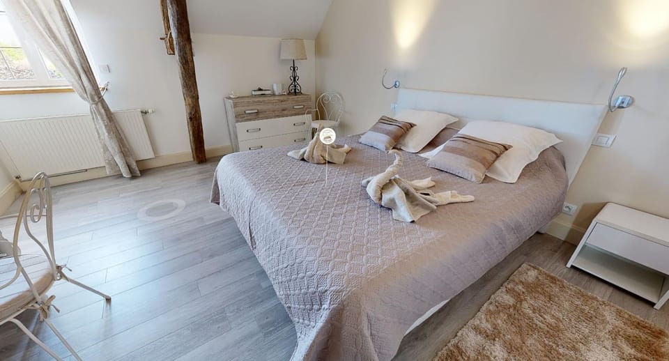 Bed, Photo of the whole room, Bedroom, towels