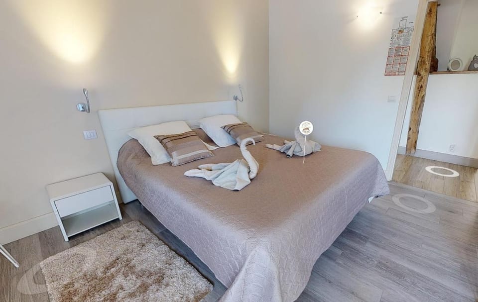 Bed, Photo of the whole room, Bedroom, towels