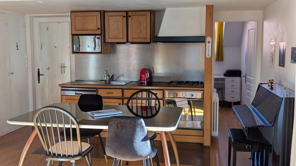Dining area, oven, stove