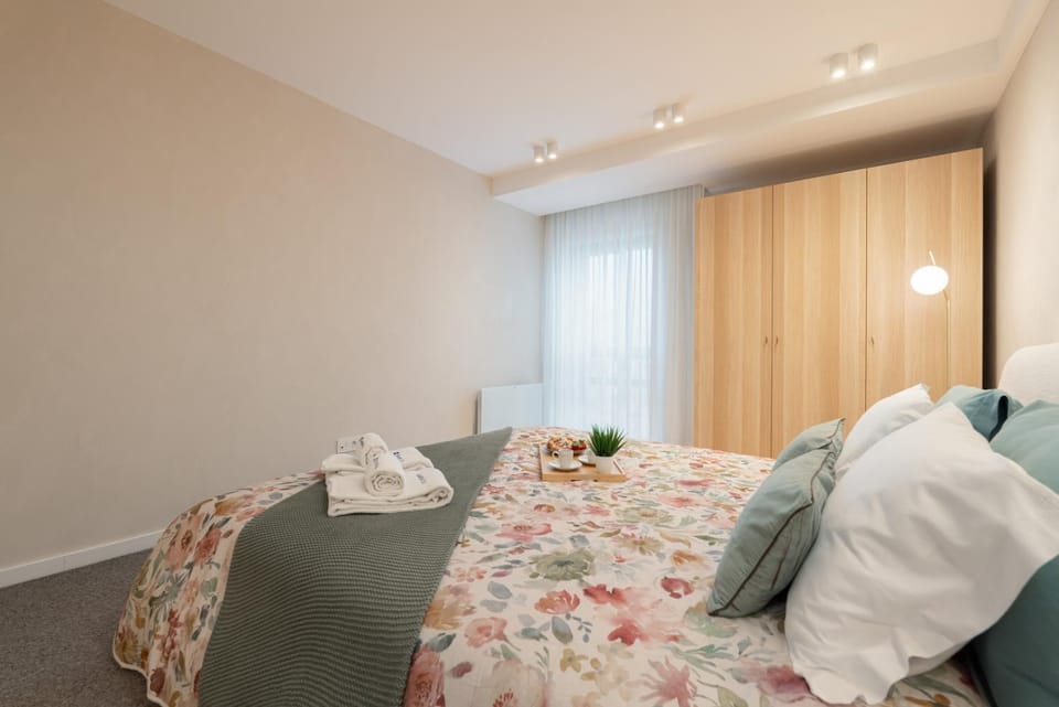 Bed, Bedroom, towels