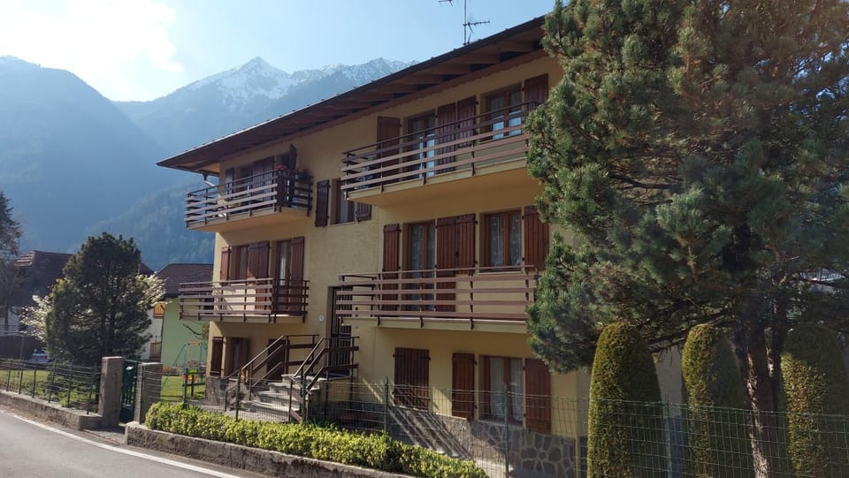 Property building, Facade/entrance, Garden