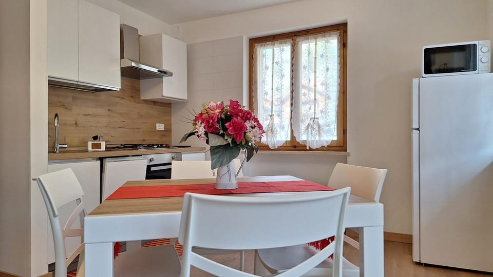 Kitchen or kitchenette, Dining area