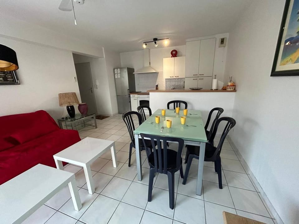 Kitchen or kitchenette, Living room, Seating area, Dining area, stove