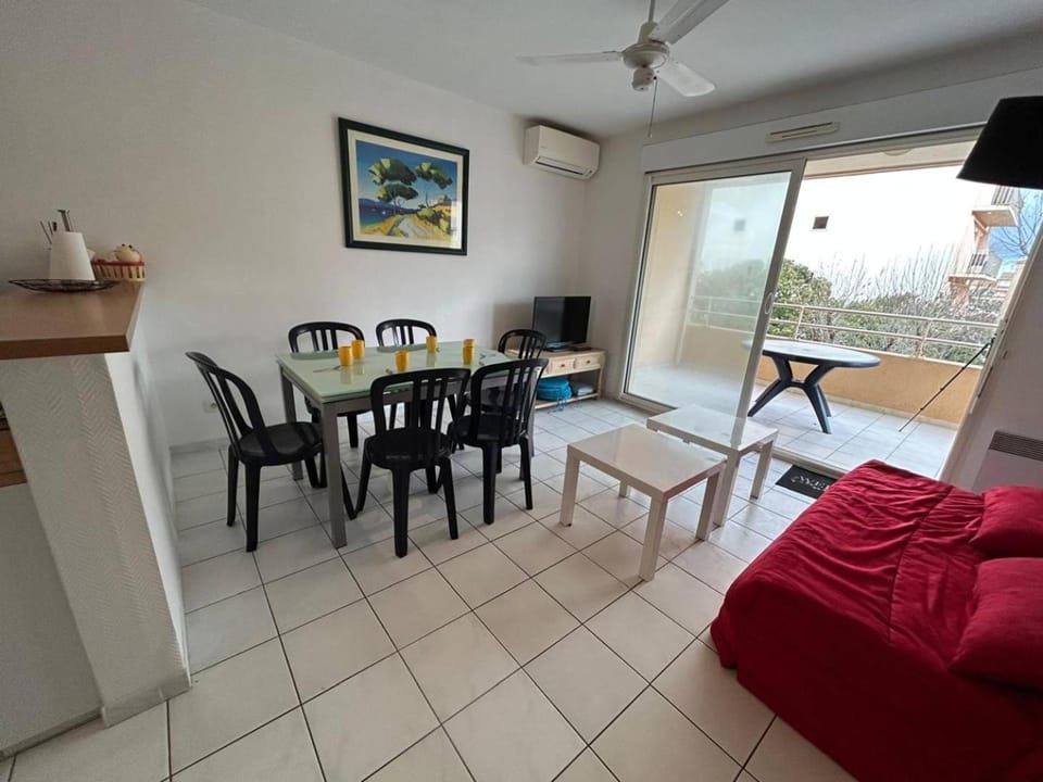 TV and multimedia, Living room, Seating area, Dining area, air conditioner