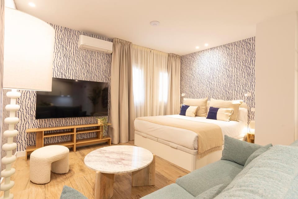 Bed, TV and multimedia, Living room, Photo of the whole room, Seating area, Bedroom, air conditioner