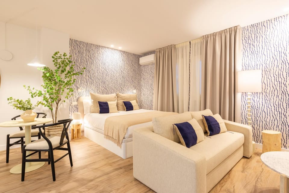 Bed, Living room, Photo of the whole room, Seating area, Bedroom