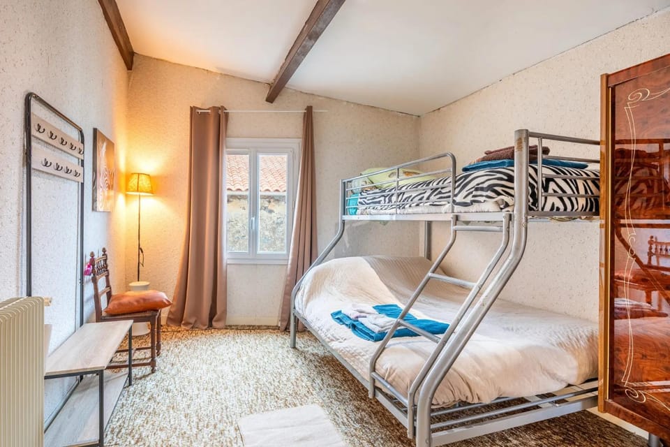 Bedroom, bunk bed