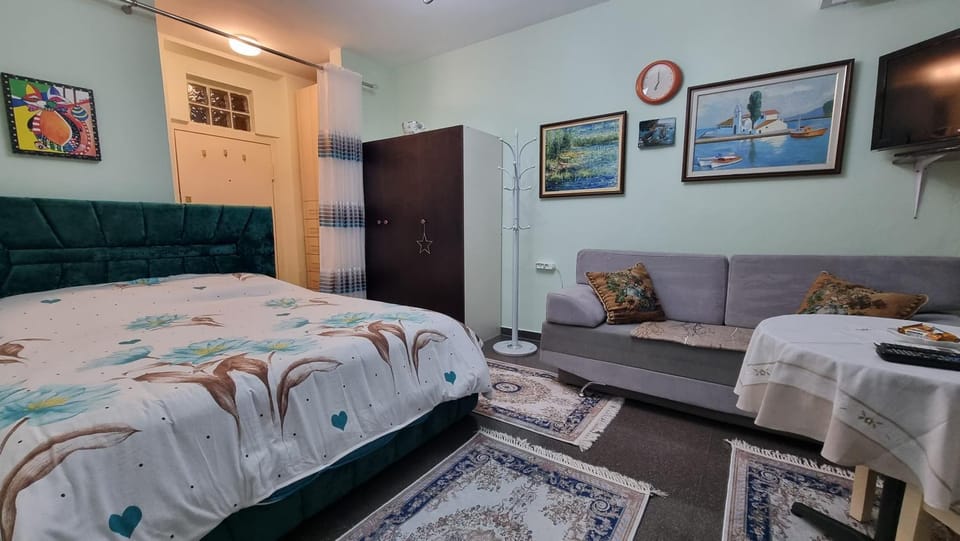 Bed, TV and multimedia, Living room, Photo of the whole room, Seating area, Bedroom, towels