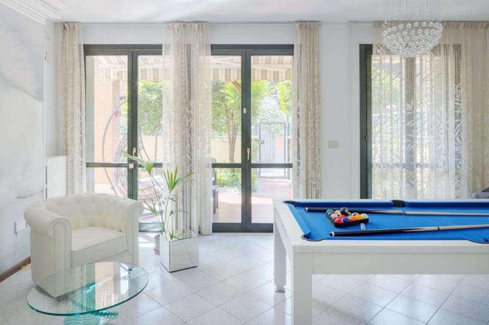 Billiard, Game Room, Living room, Seating area