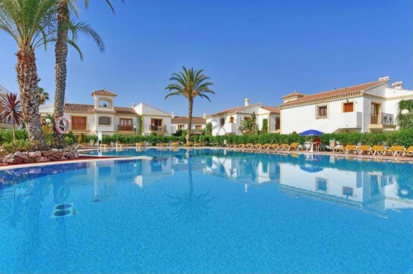 Property building, Garden, Swimming pool