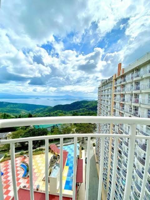 Tagaytay Cityland Taal Lake View with balcony by SAB Hotel in Tagaytay