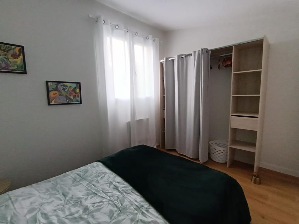 Photo of the whole room, Bedroom