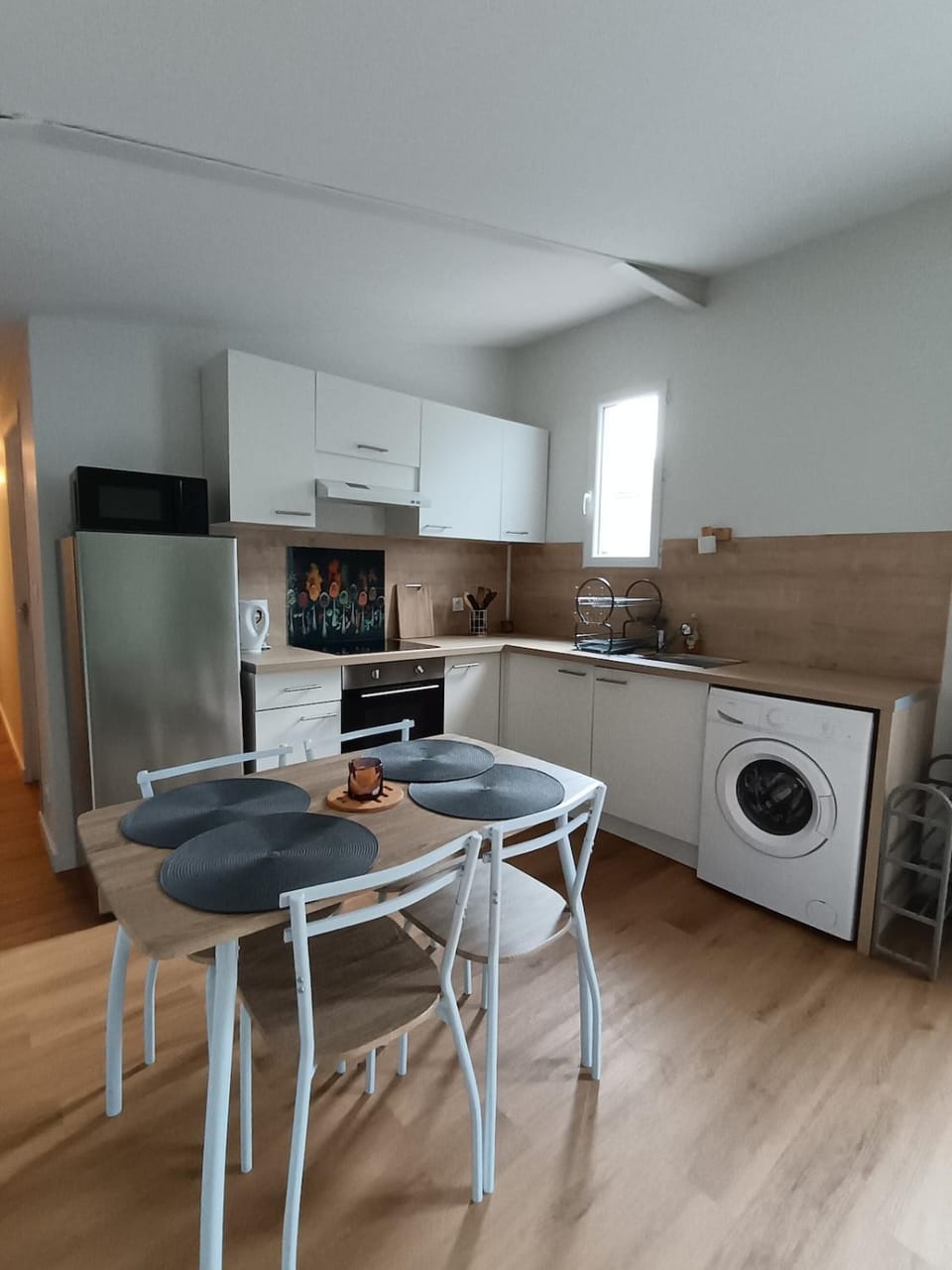 Kitchen or kitchenette, Dining area, oven, stove, washing machine