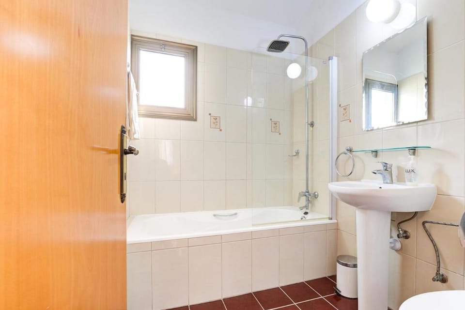 Shower, Toilet, Bathroom, Bath, towels
