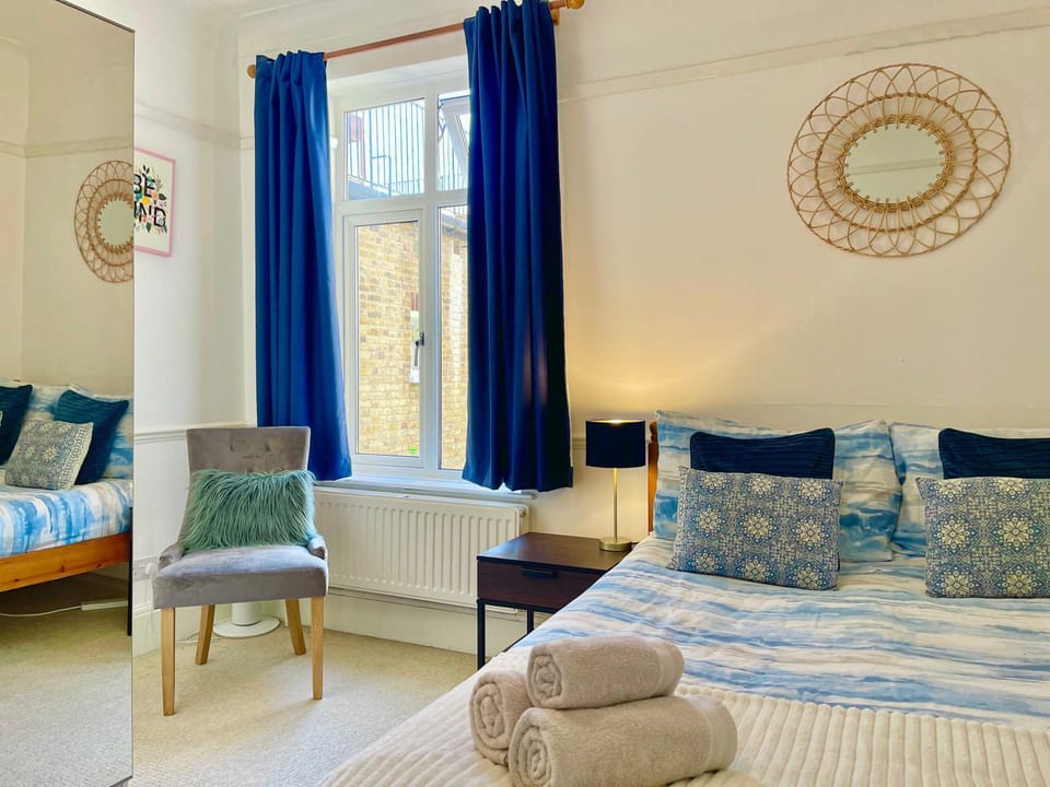 Bed, Other, Seating area, Bedroom, towels
