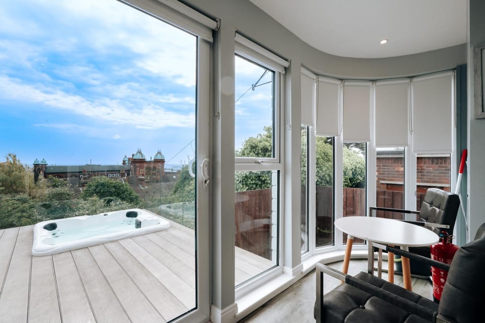 Cliff Cottage - Luxurious Seaview Retreat House in Great Yarmouth