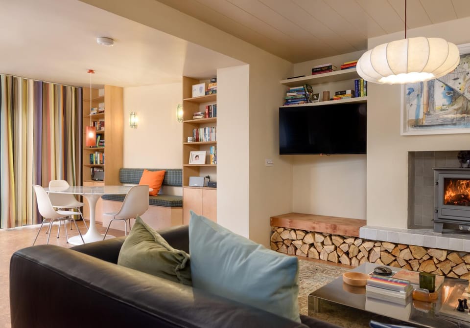 TV and multimedia, Living room, Decorative detail, Seating area, Dining area