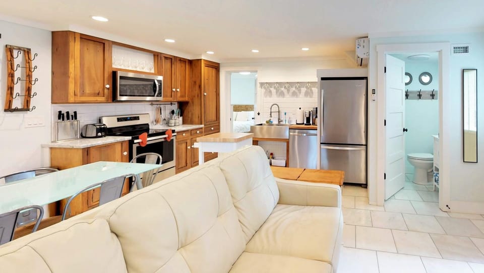 Romantic Secret Garden - Marble Floors & Bath DT Just 2 Blocks Beach Only 3 Miles House in Saint Augustine
