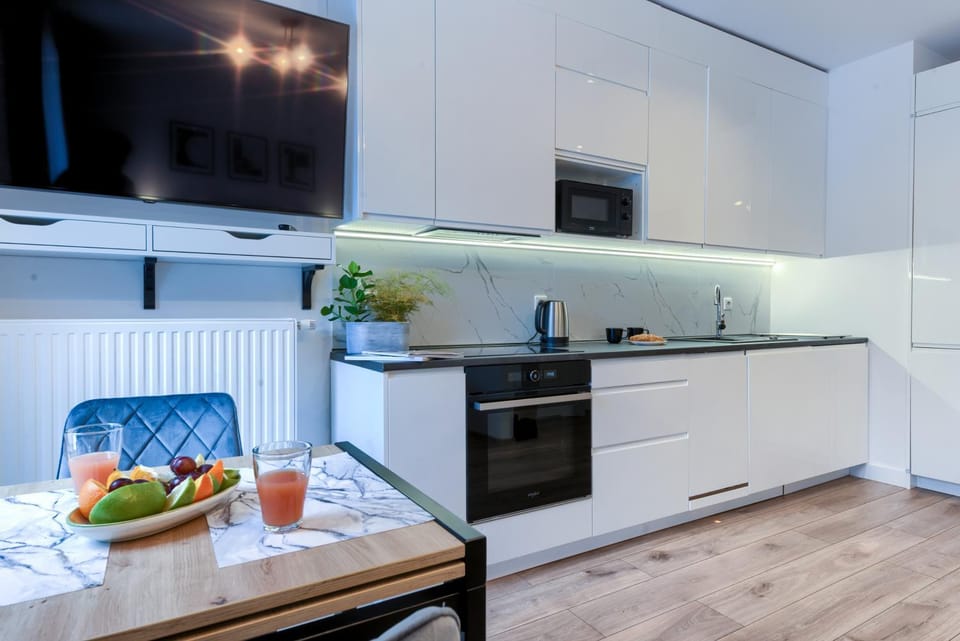 Kitchen or kitchenette, minibar
