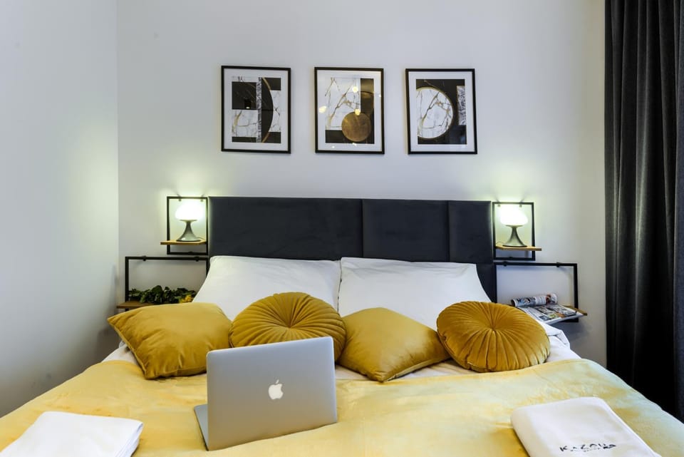 Bed, TV and multimedia, hair dresser