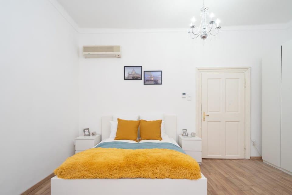 Vaci street Centre Modern APT With 3BRS AC Apartment in Budapest