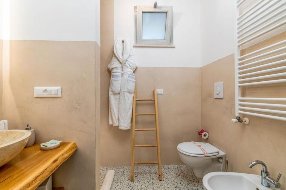 Shower, Toilet, Bathroom, bidet, towels