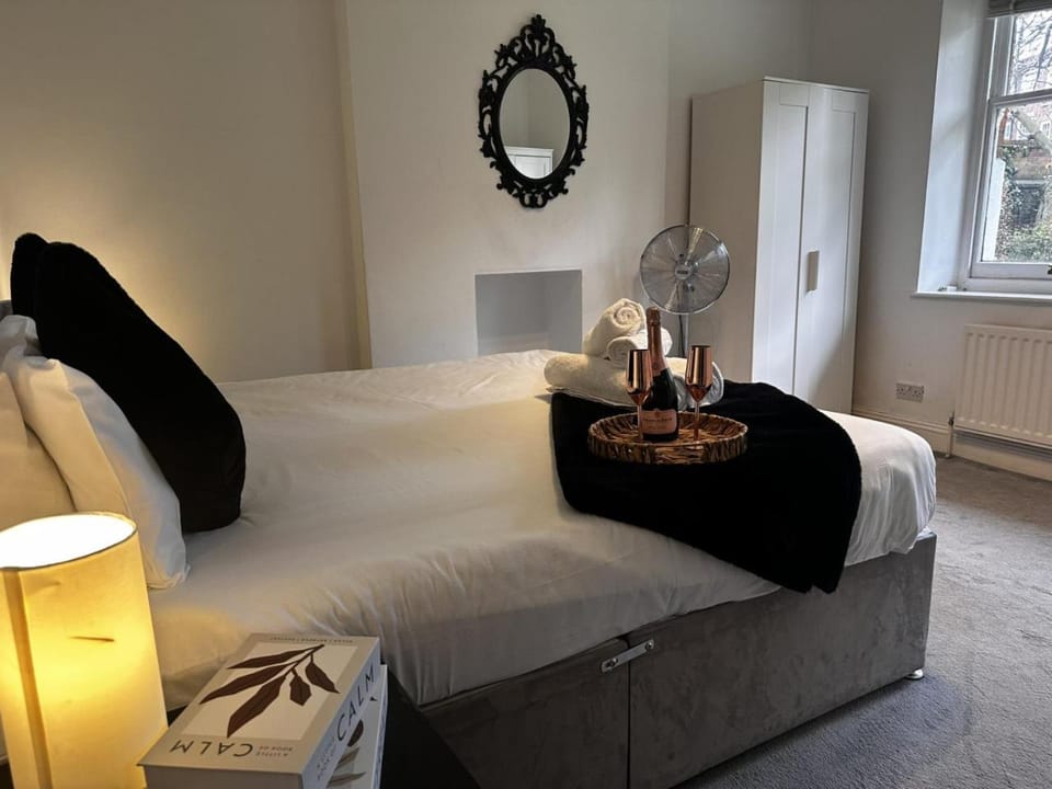 Spacious 3-Bedroom Chelsea Home -2 Baths - Quiet Apartment in London