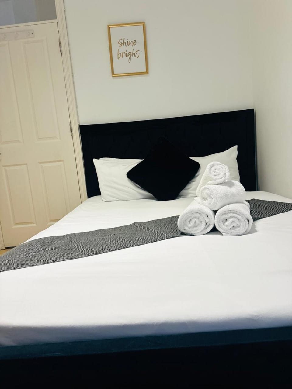 Bed, Bedroom, towels