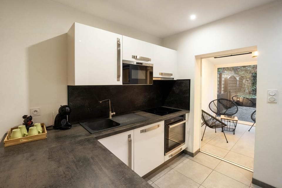 Kitchen or kitchenette, oven, stove