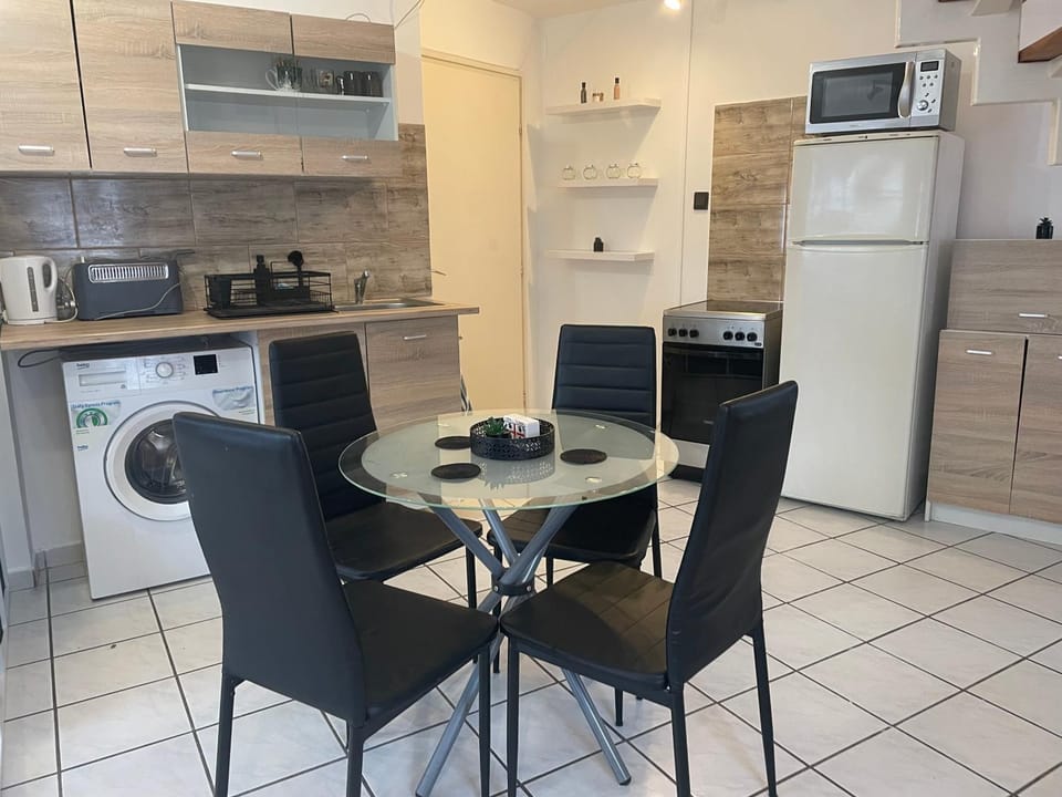 Coffee/tea facilities, Kitchen or kitchenette, Dining area, microwave, oven, stove, toaster, washing machine