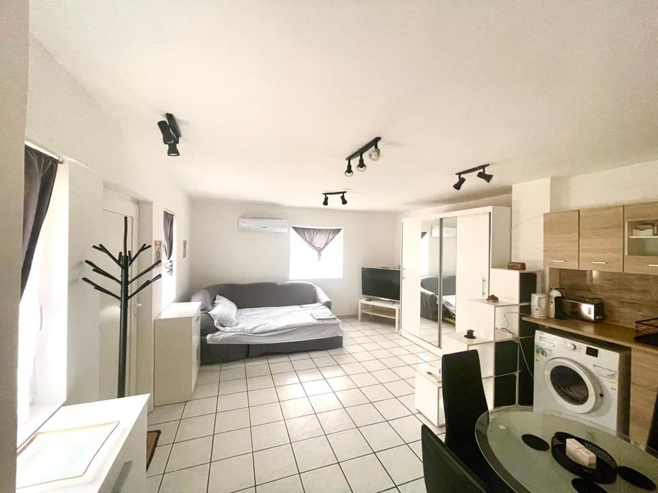 Bed, TV and multimedia, Living room, internet, wardrobe, air conditioner