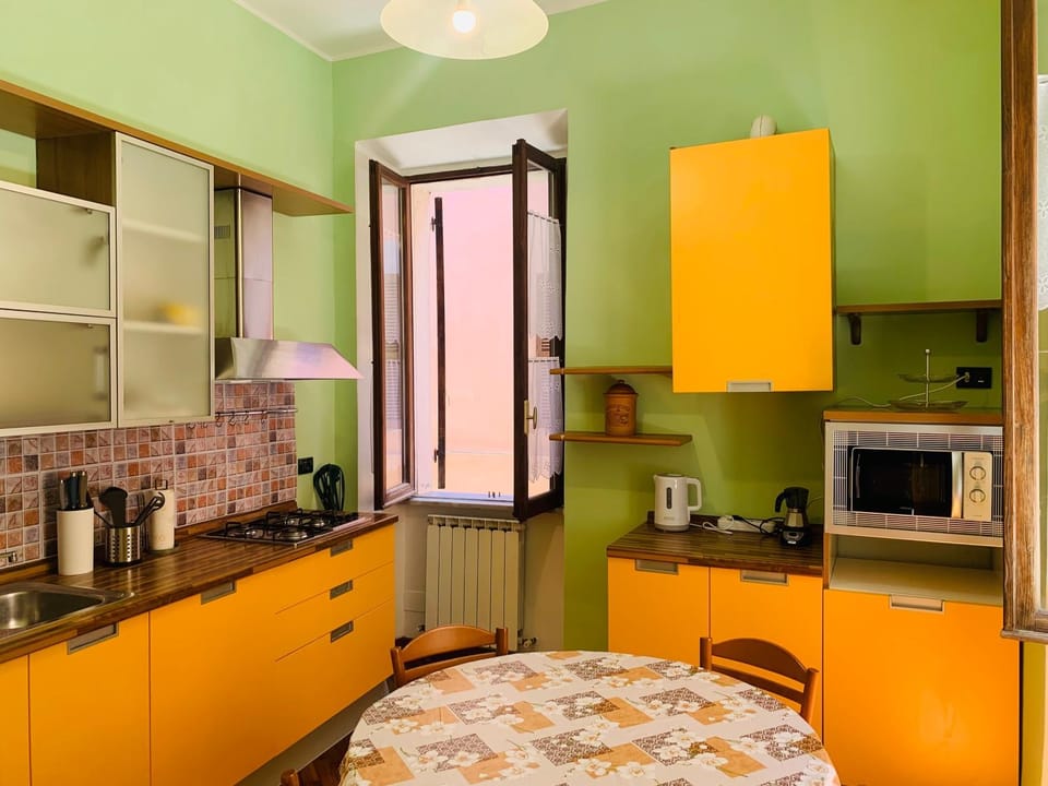 Coffee/tea facilities, Kitchen or kitchenette, stove