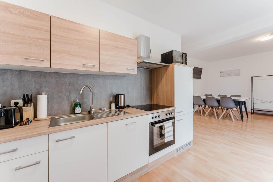 Coffee/tea facilities, Kitchen or kitchenette, microwave, oven, stove, toaster, kitchen
