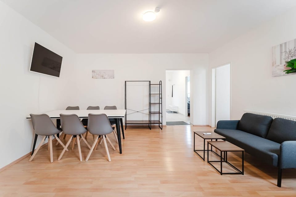 Communal lounge/ TV room, TV and multimedia, Living room, Dining area