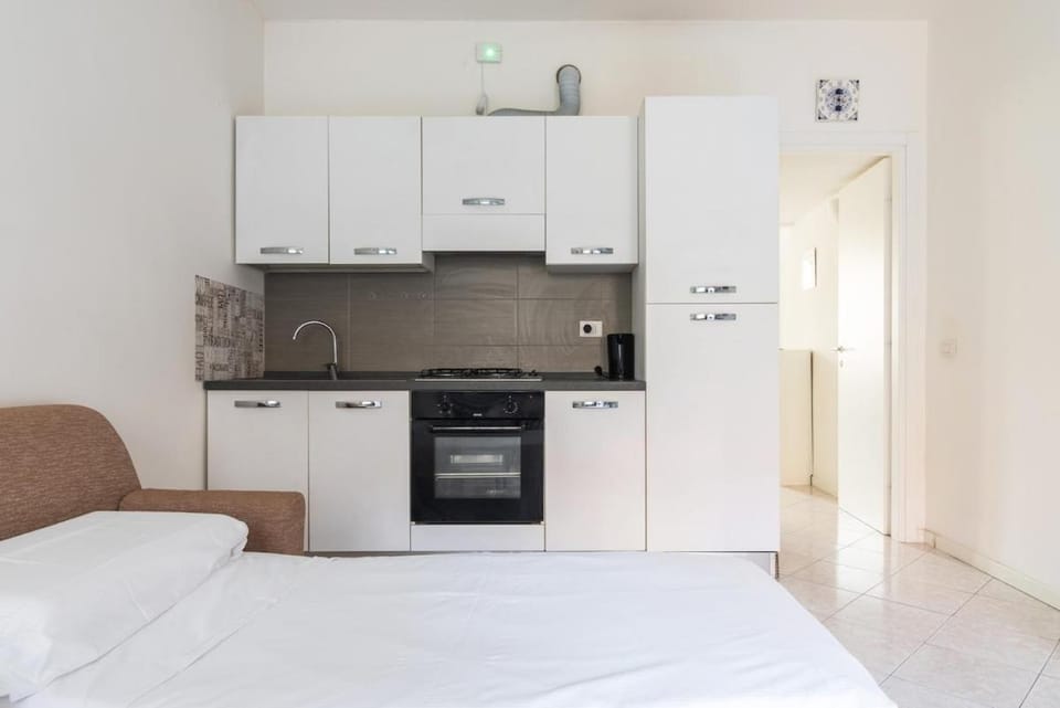 Bed, Kitchen or kitchenette, Living room