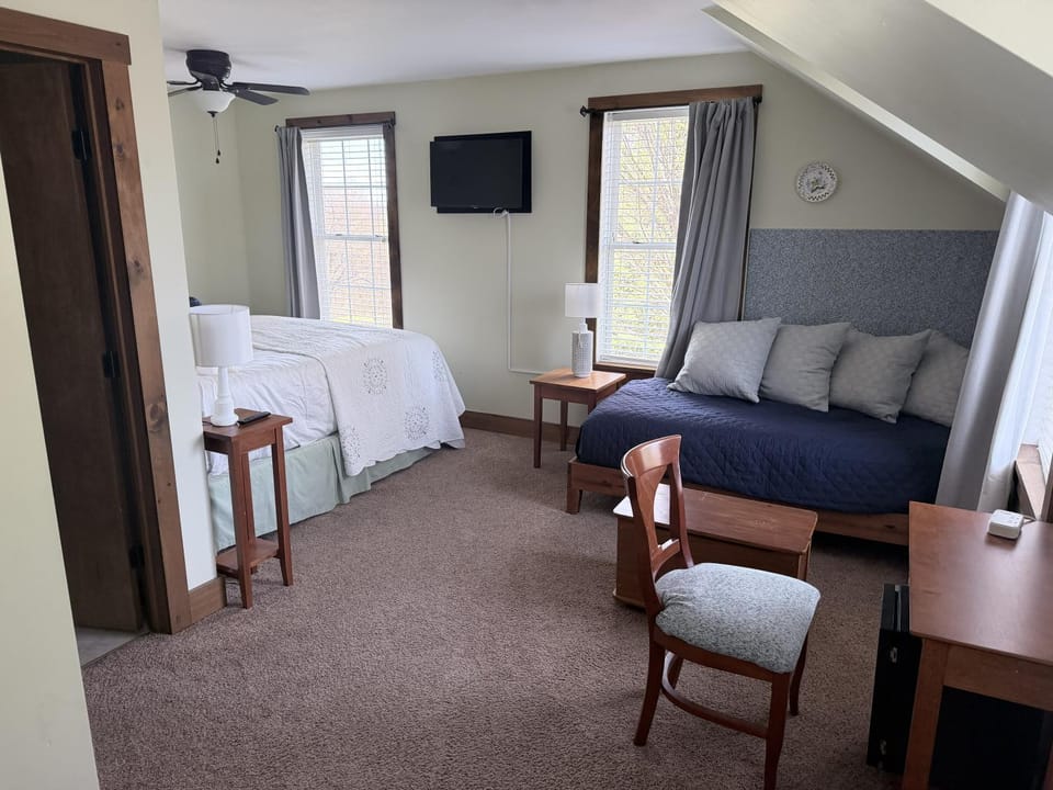 TV and multimedia, Photo of the whole room, Seating area, Bedroom, Lake view