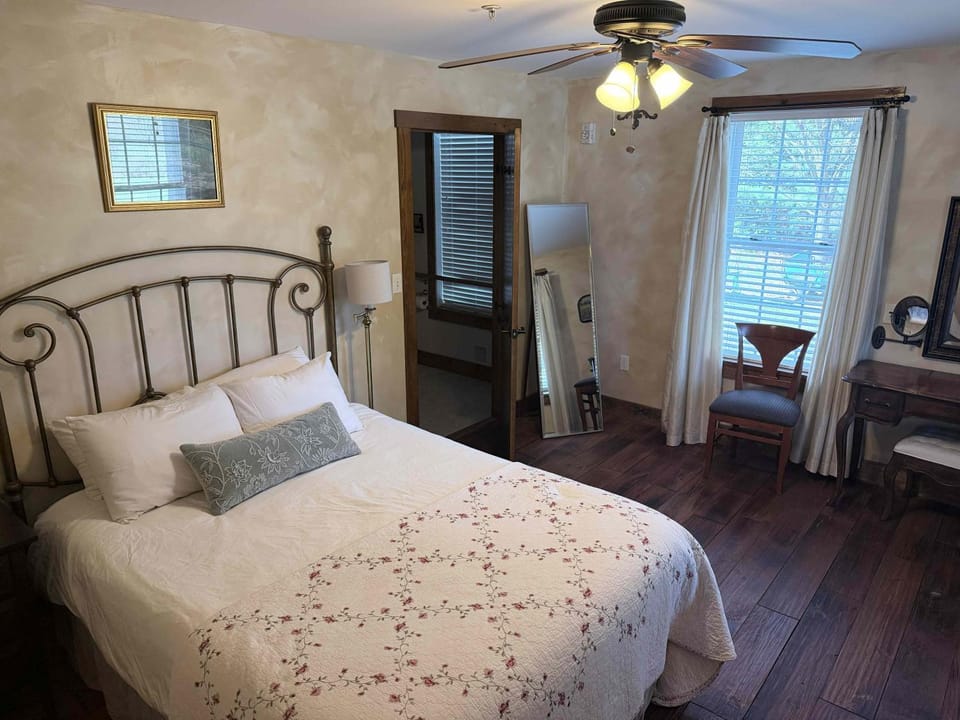 Photo of the whole room, Bedroom, acessibility