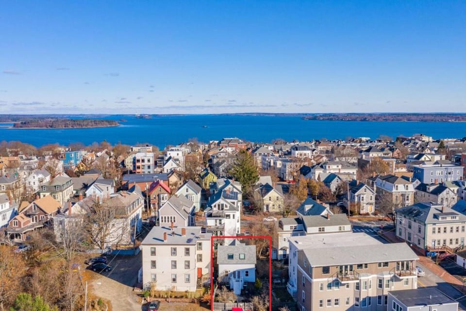 A Peaceful Oasis on Munjoy Hill - 4br2ba House & Parking Country House in Portland
