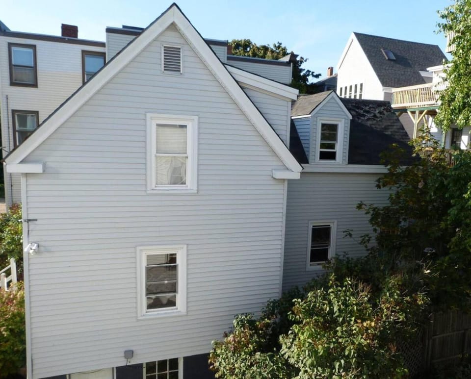A Peaceful Oasis on Munjoy Hill - 3BR Cottage & Parking Country House in Portland