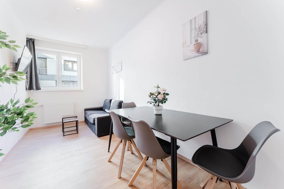 Communal lounge/ TV room, TV and multimedia, Living room, Seating area, Dining area