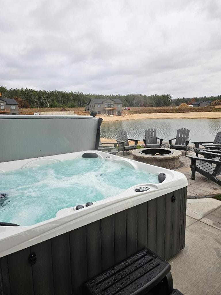 Sunset Serenity 5 Bedroom, Private Lake, Hot Tub House in Wisconsin