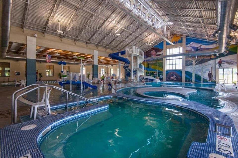 Cozy Downtown Condo with Jacuzzi 5 Min to Resort Apartment in Fraser
