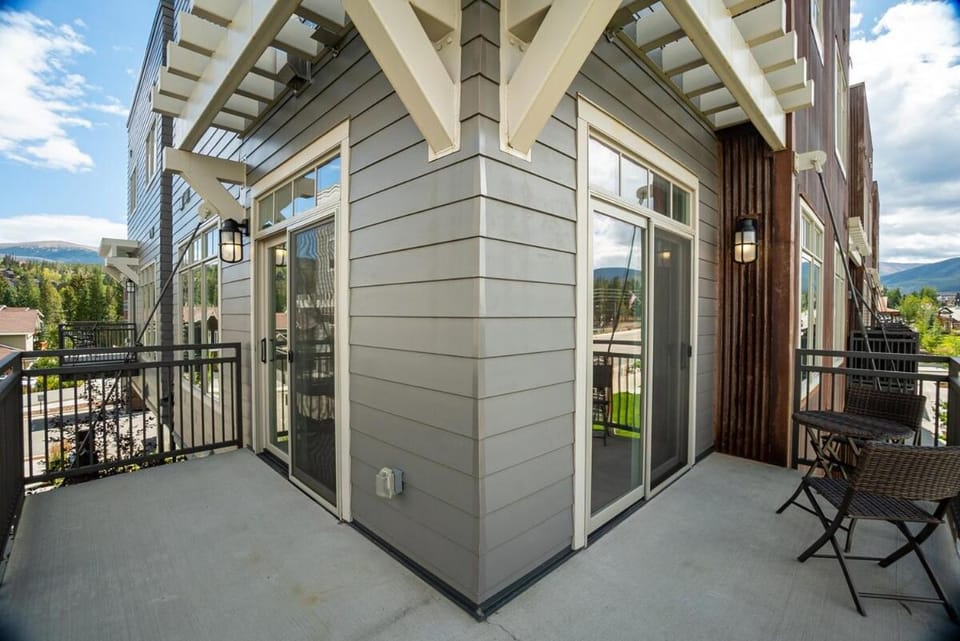Cozy Downtown Condo with Jacuzzi 5 Min to Resort Apartment in Fraser