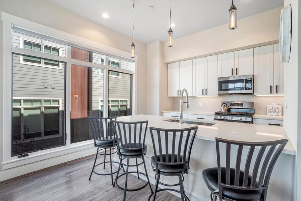 Cozy Downtown Condo with Jacuzzi 5 Min to Resort Apartment in Fraser