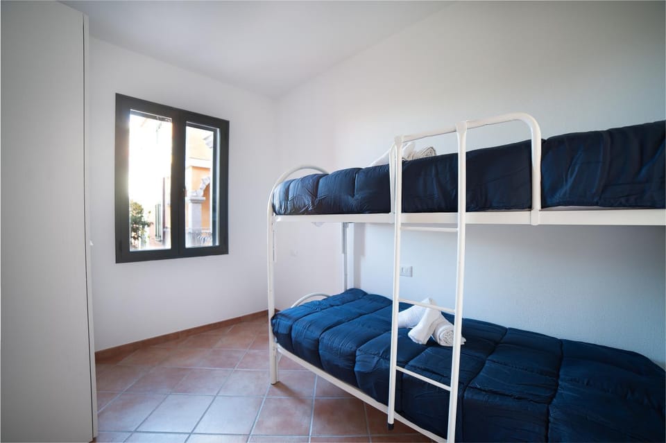 Bed, Photo of the whole room, Bedroom, bunk bed, towels