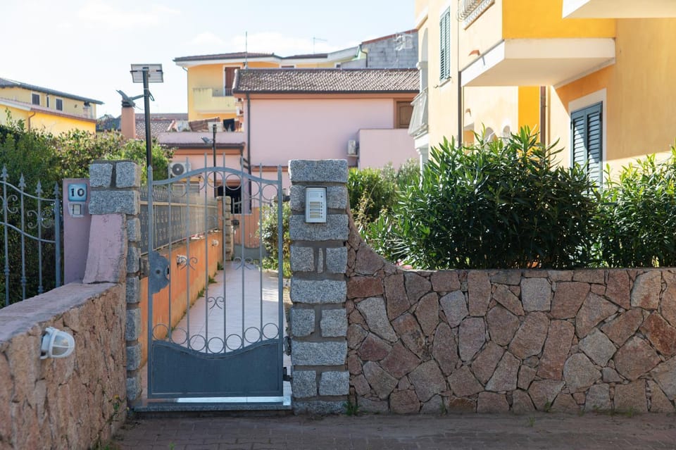 Property building, Day, Neighbourhood, Street view