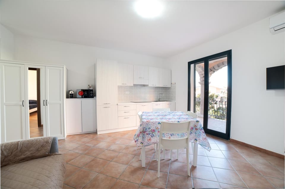 TV and multimedia, Kitchen or kitchenette, Living room, Seating area, Dining area, minibar, oven, pet friendly, stove
