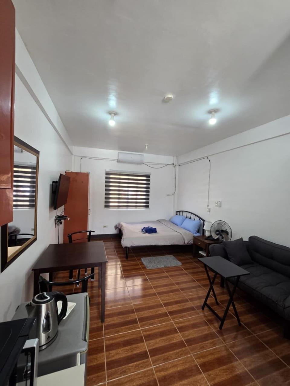 Bed, TV and multimedia, Photo of the whole room