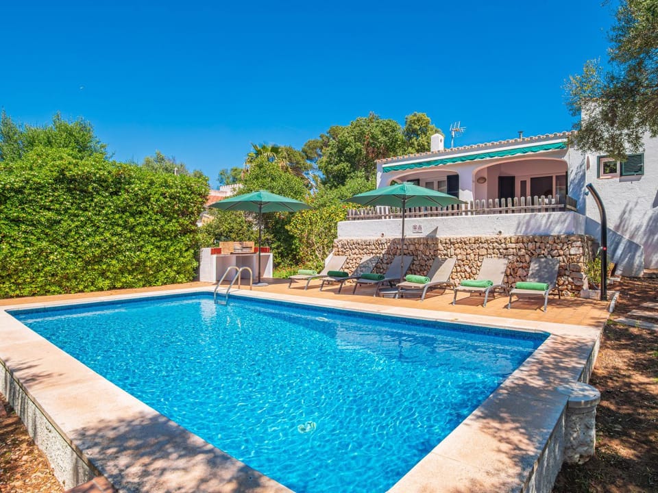 Swimming pool, sunbed
